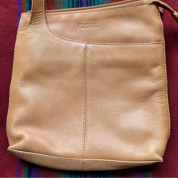Fossil Leather Tan Crossbody purse. Adjustable strap. Outside pockets. - Picture 4 of 8